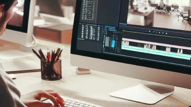 Ein VideoBearbeiter benutzt einen iMac, um einen Videoschnitt *sorglos* für einen Kunden zu machen.