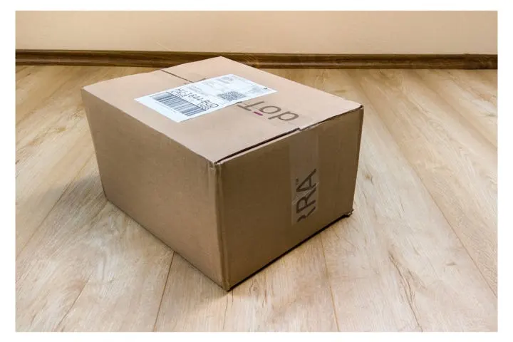 Bild zeigt symbolisch für den Datenaustausch ein großes braunes Paket